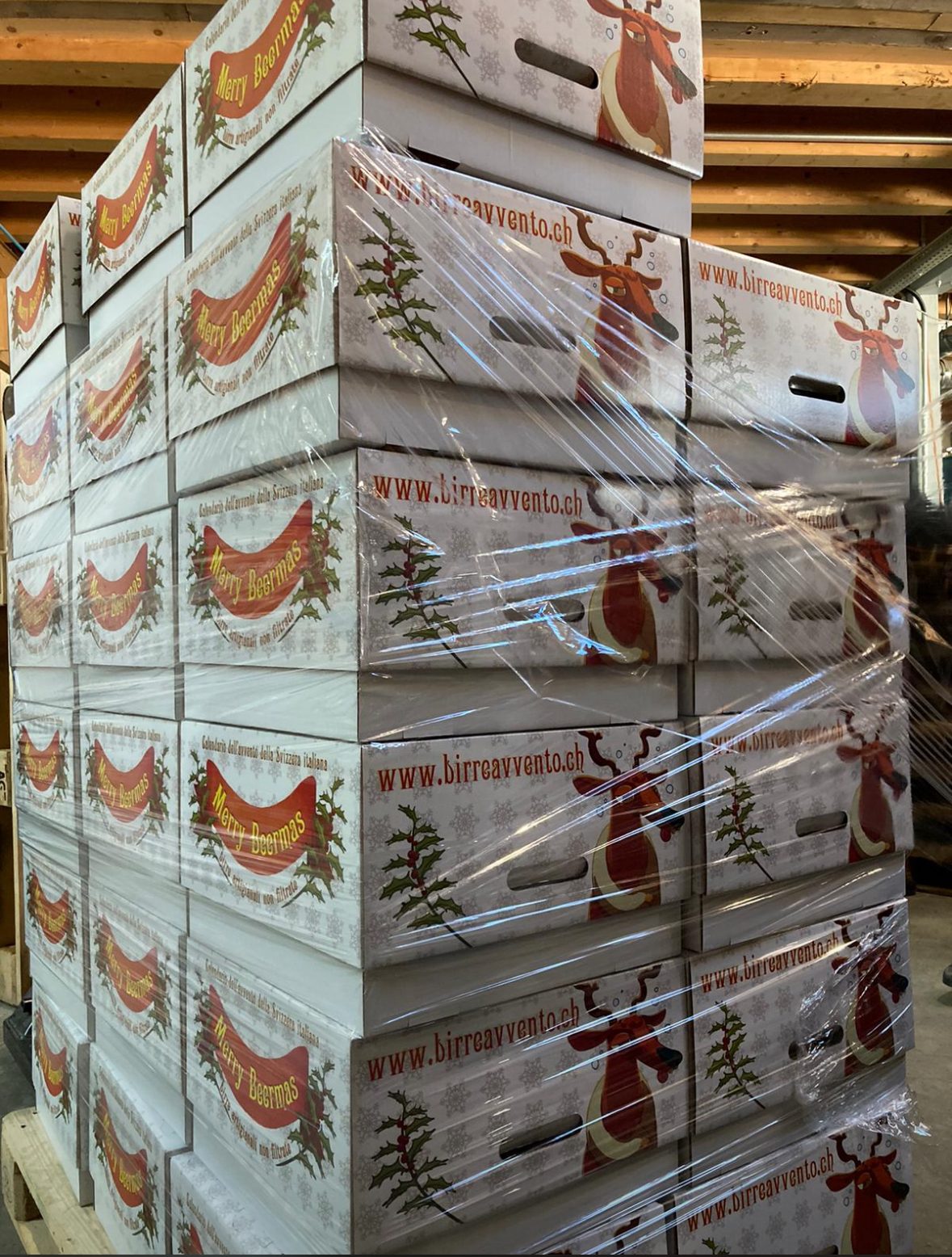 Una pedana di calendari Birreavvento pronti per la consegna